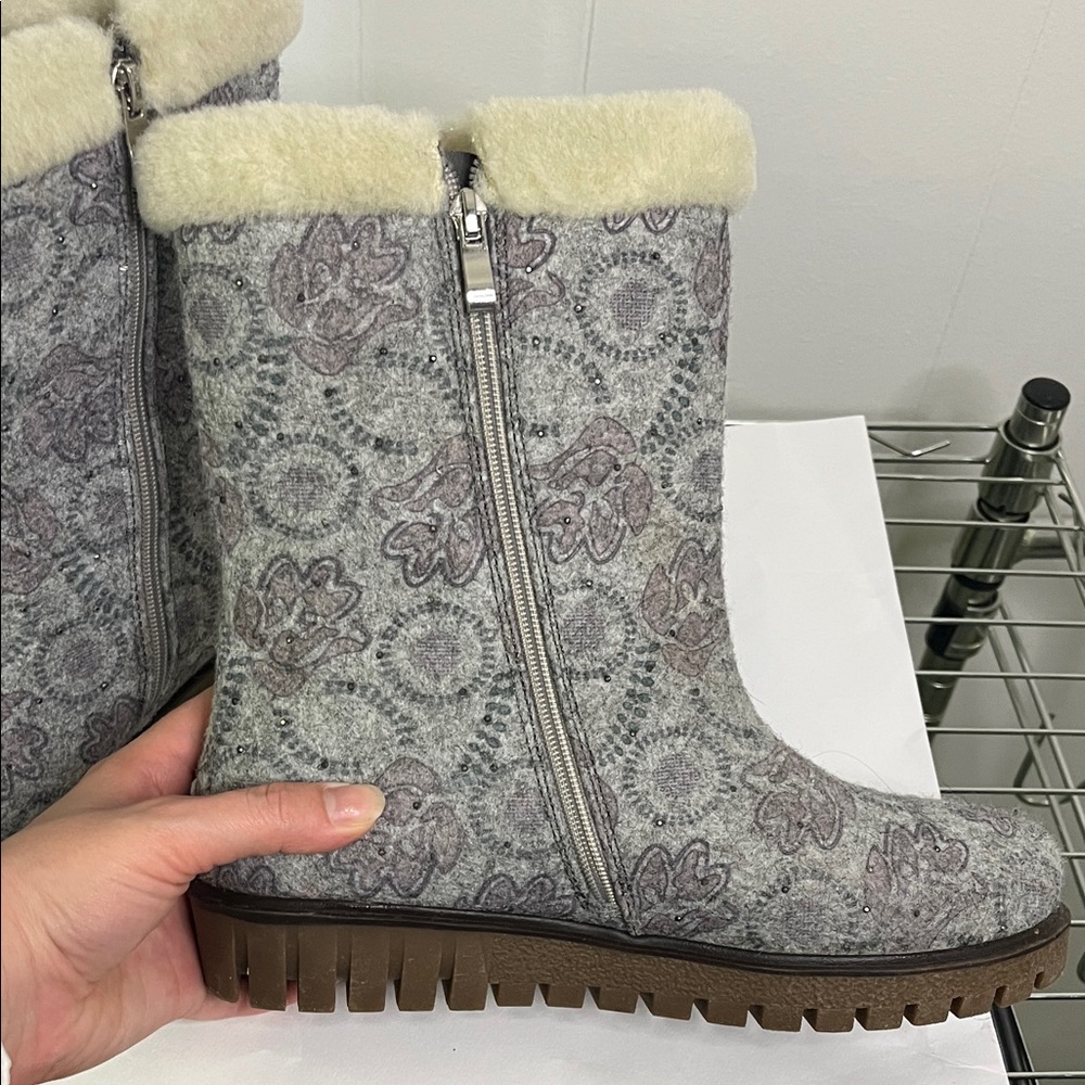 Cozy Floral Winter Boots with Cream Trim - Picture 10 of 10